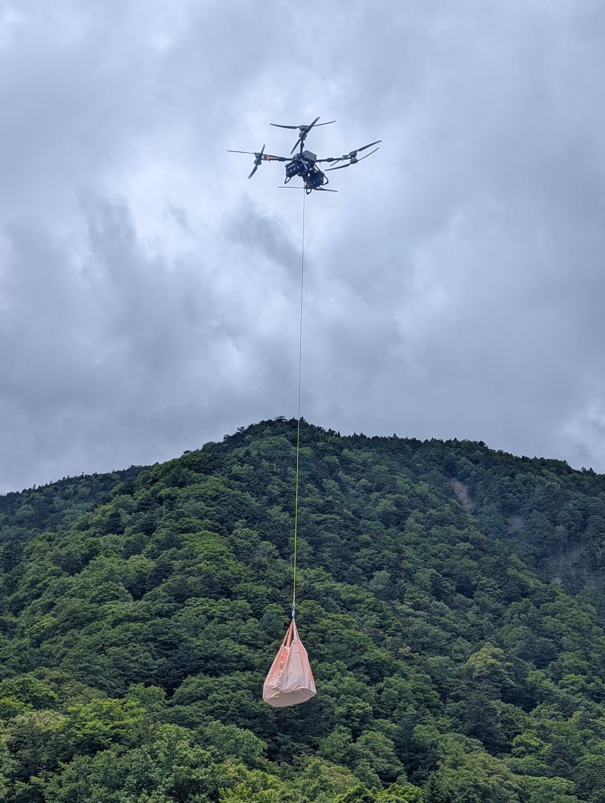 約40kgの荷を吊り下げて山肌を越えるFLYCART 100