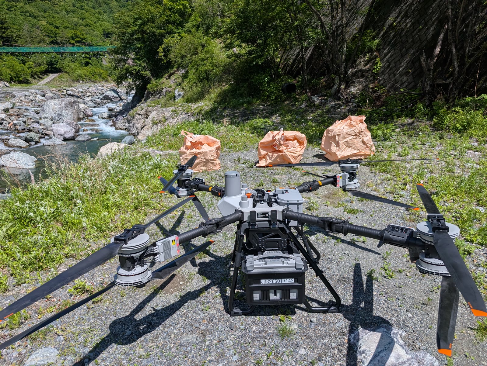 広河原の発着場に置かれたFLYCART 100と荷