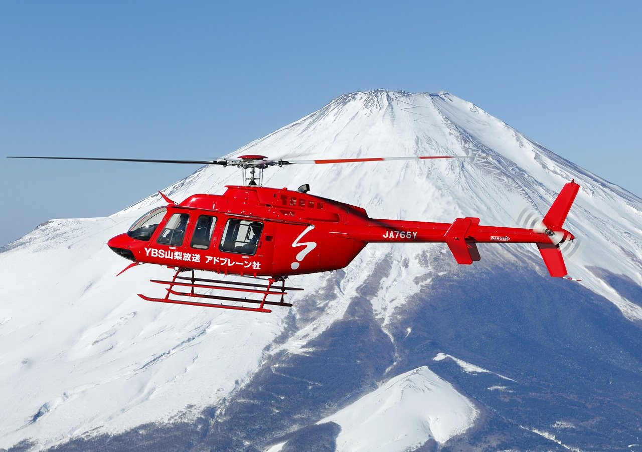 富士山を背景に飛行するベル407 報道ヘリ JA765Y