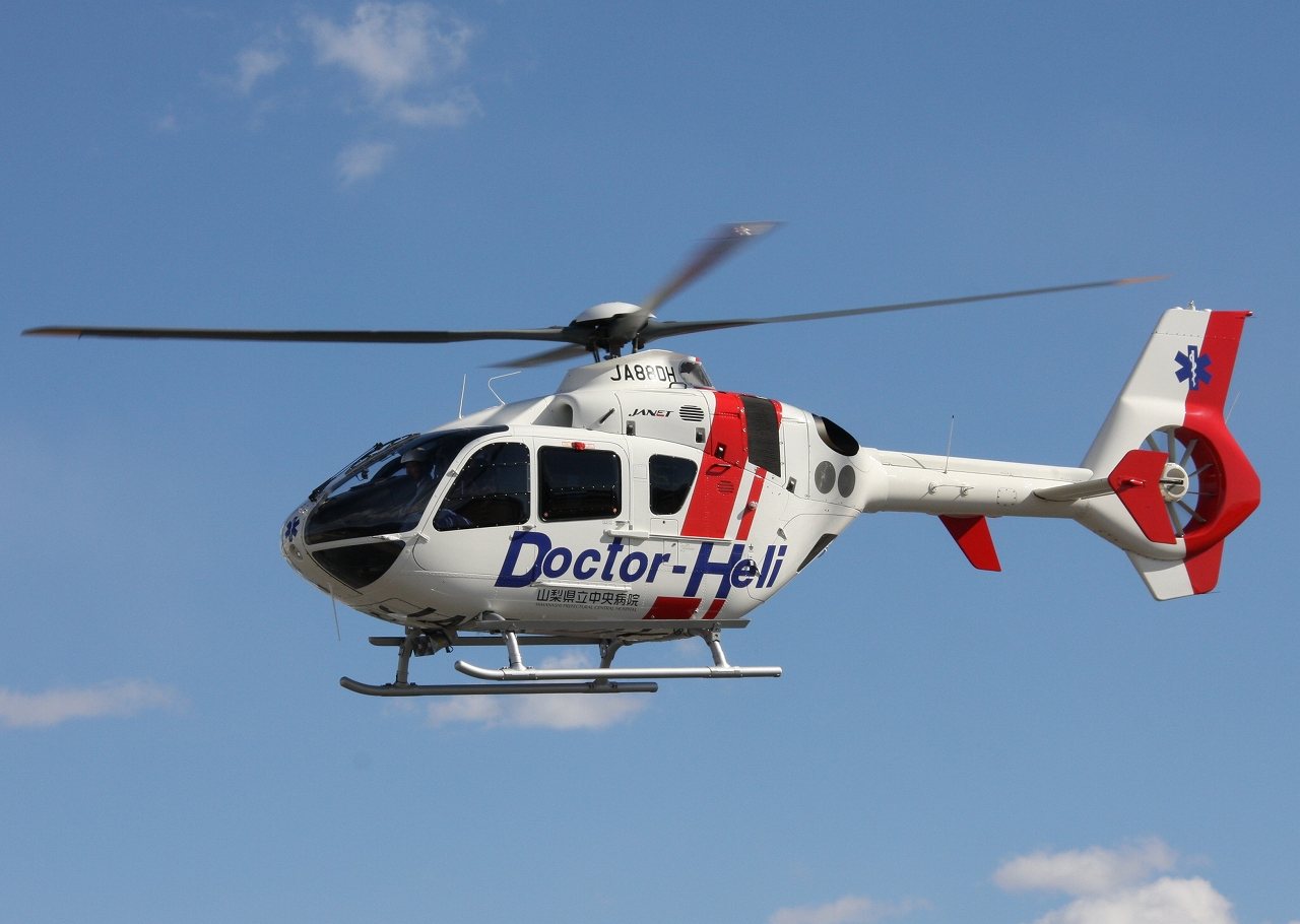 飛行するユーロコプター EC135P2+ 山梨県ドクターヘリ JA88DH