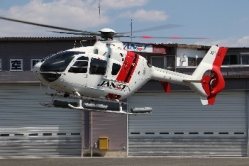 駐機するユーロコプター EC135T2 山梨県ドクターヘリ JA135E