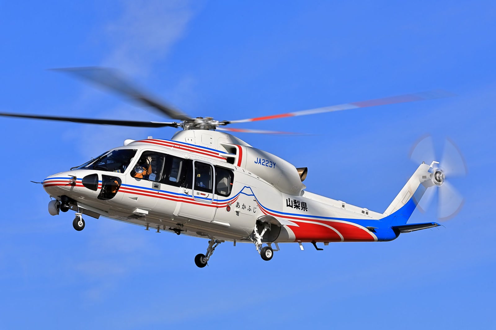 飛行するシコルスキー S-76D 山梨県消防防災ヘリ JA223Y