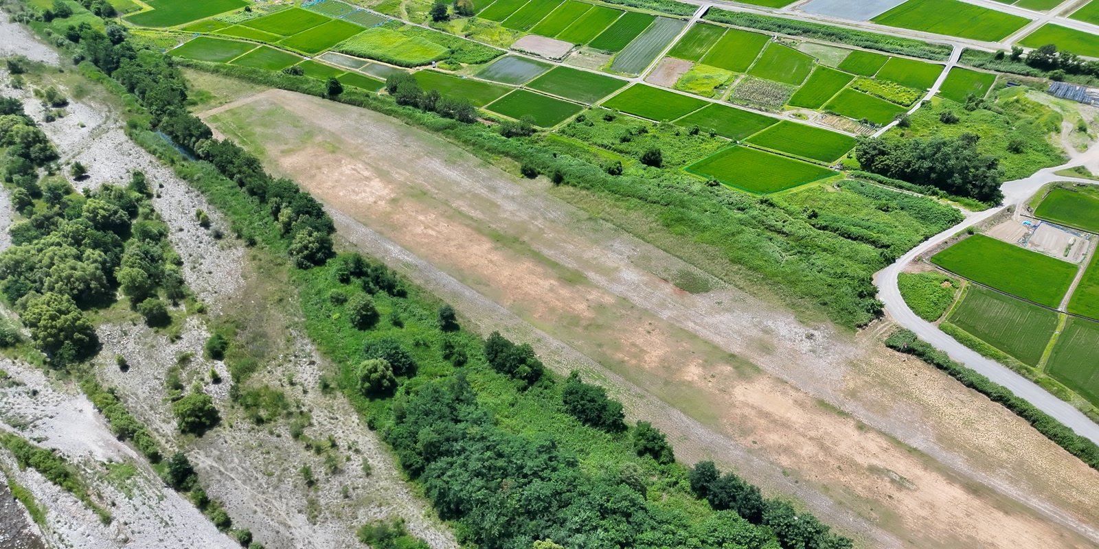 上空から俯瞰した釜無川の河川敷と水田