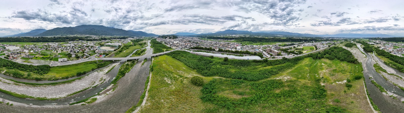 経路上の一点で撮影した360度パノラマ。河川と橋、市街地、周囲の山並みが一枚に収まっている